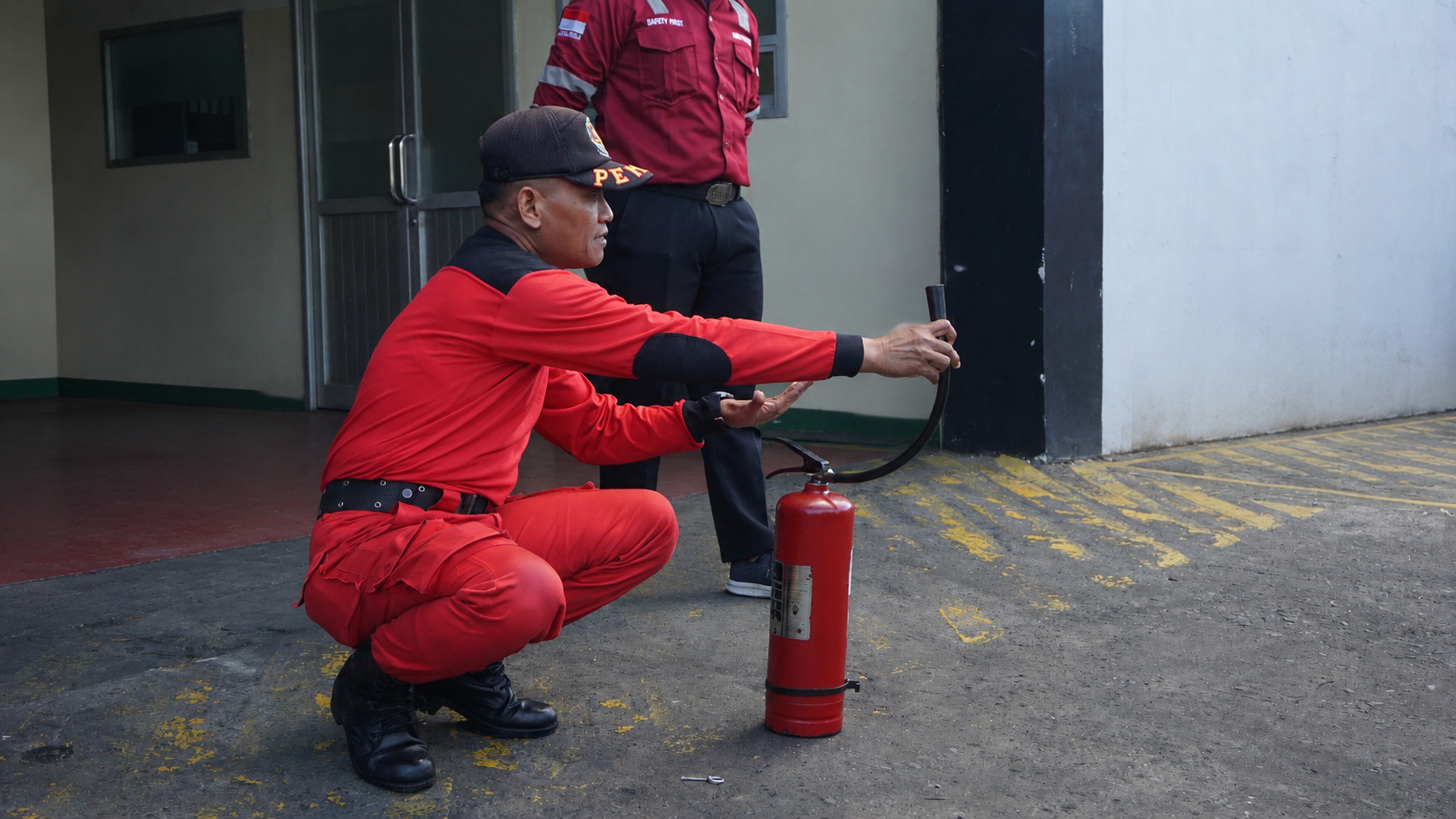 Training Penggunaan APAR (Alat Pemadam Api Ringan)